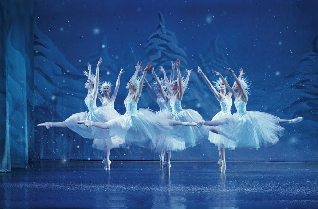 Los Angeles Ballet. Photo by Reed Hutchinson.