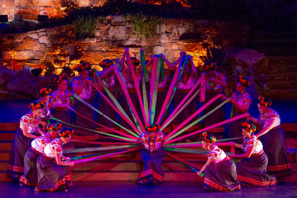 Grandeza Mexicana Folk Ballet Company - Photo by Luis Gonzalez