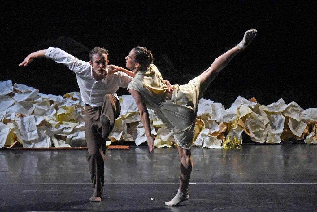 BODYTRAFFIC performs (d)elusive minds by Fernando Hernando Magadan at the Wallis Annenberg Center for the Performing Arts on September 26, 2019; (l-r) Guzmán Rosado, Tina Finkelman Berkett. Photo by Kevin Parry.