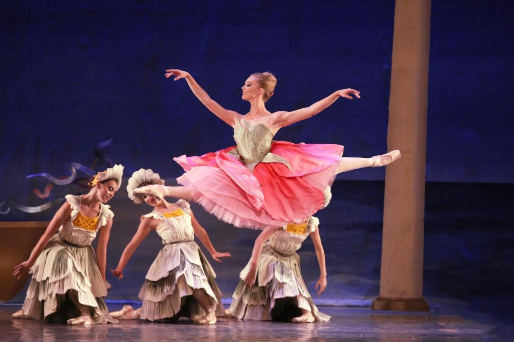 Los Angeles Ballet. Photo by Reed Hutchinson.