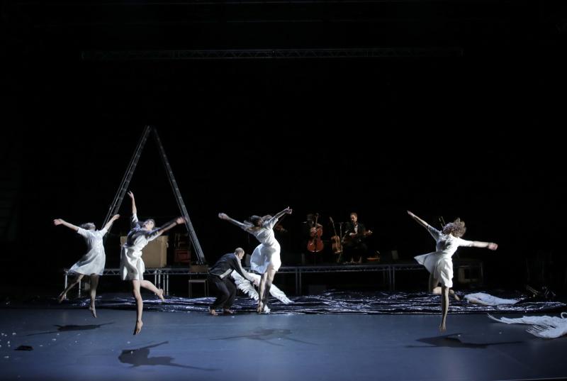 Teaċ Daṁsa in “Loch na hEala (Swan Lake)”. Photo by Colm Hogan.