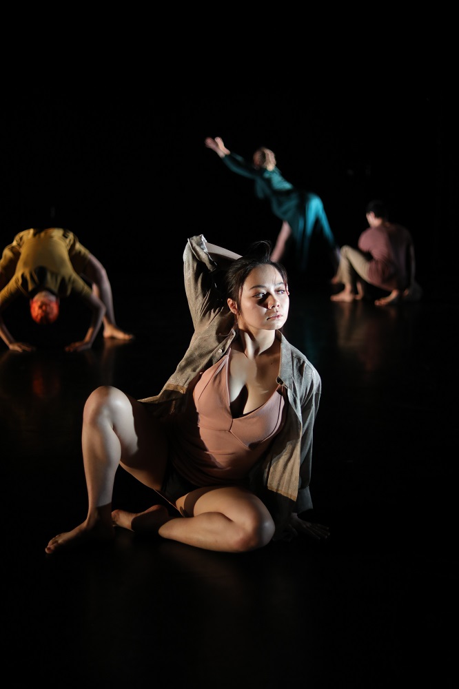"Only then", from a selection of excerpts of work by Danielle Agami Original choreography by Danielle Agami (2014/other) Staged by Danielle Agami and Ate9 company members Sarah Butler and Rebecah Goldstone - Photo by Rafael Hernandez, Courtesy of CalArts