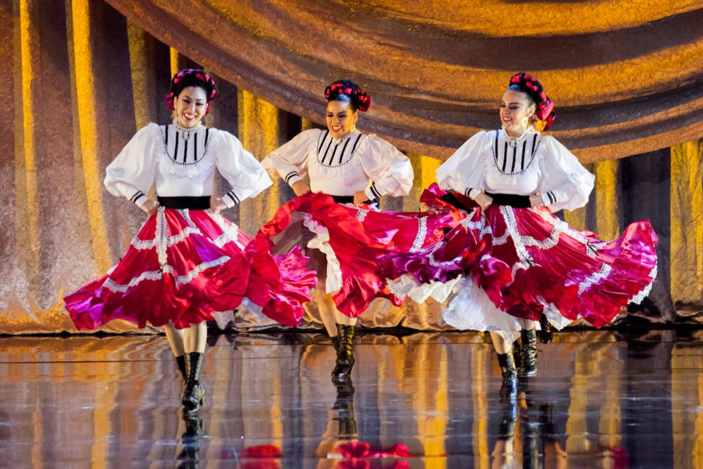 Pacifico Dance Company. Photo by Gennia Cui.