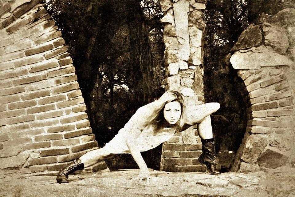 Donna Sternberg & Dancers. Photo by Scott Belding.