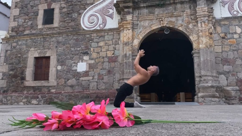 Smash Cut, dances for camera - "Gladiolo y lirio" by Joshua D. Estrada-Romero - Screenshot by LADC