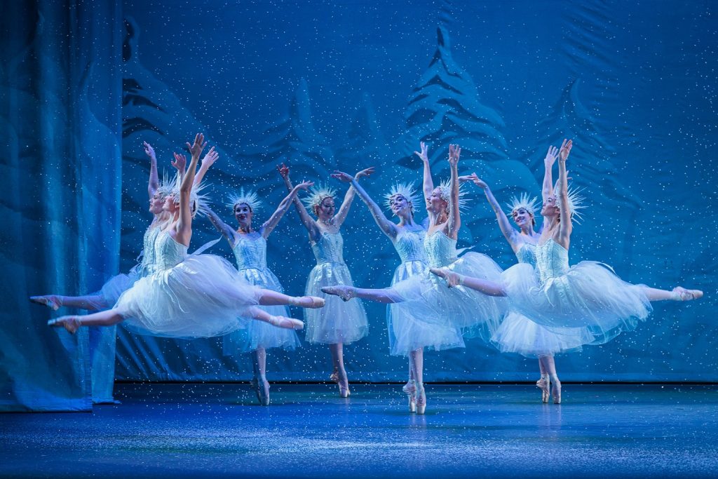 Los Angeles Ballet Ensemble in "The Nutcracker" - Photo: Reed Hutchinson