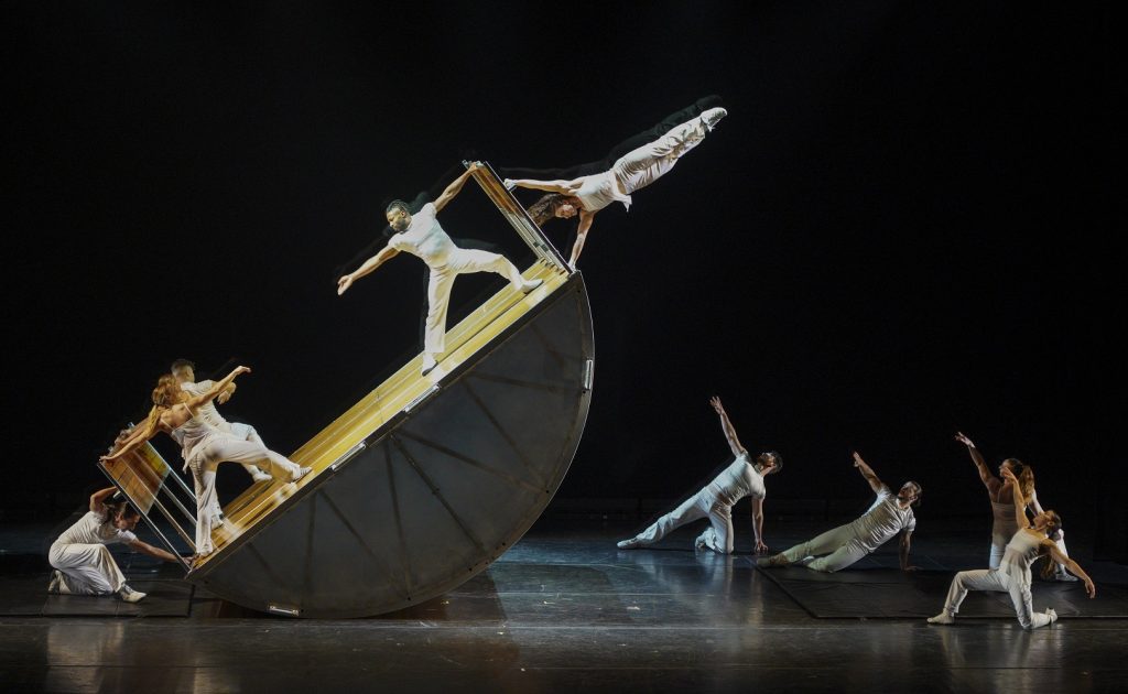 DIAVOLO/Architecture In Motion - "Trajectoire" by Jacques Heim - Photo by Lawrence K. Ho