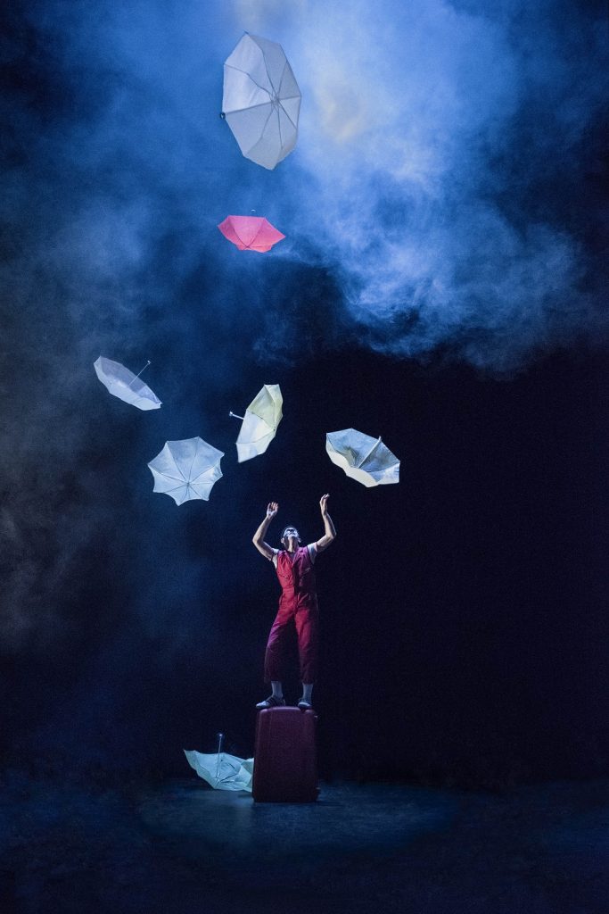 Acrobuffos - Seth Bloom in Air Play - Photo ©FlorenceMontmare