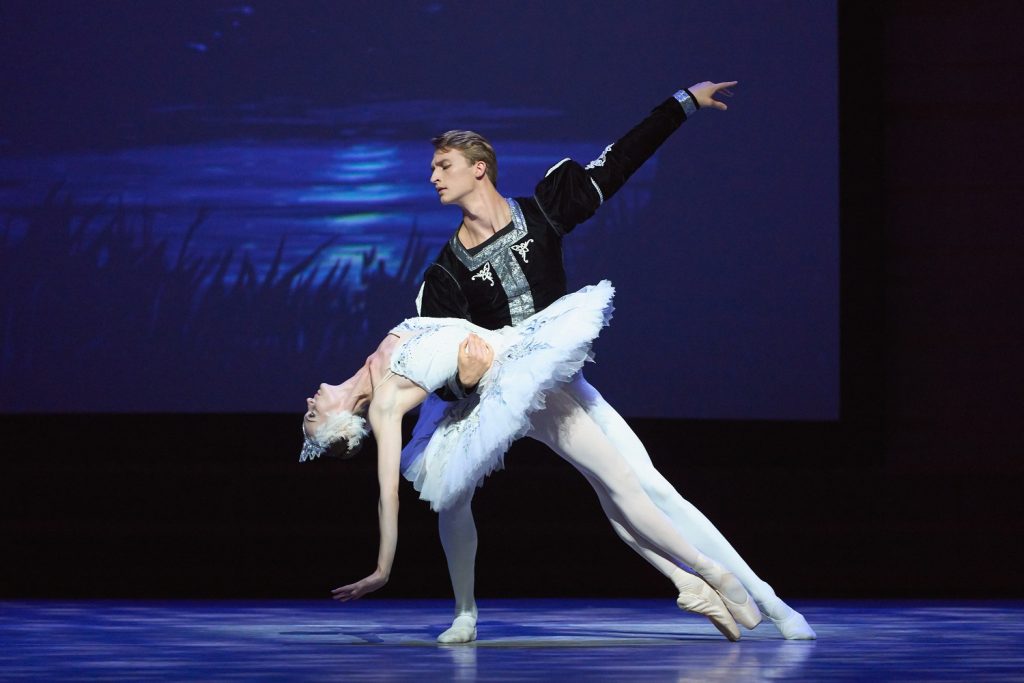 Andrea Laššáková and Vsevolod Maievskyi in "Swan Lake" - Photo by by Karolina Kuras
