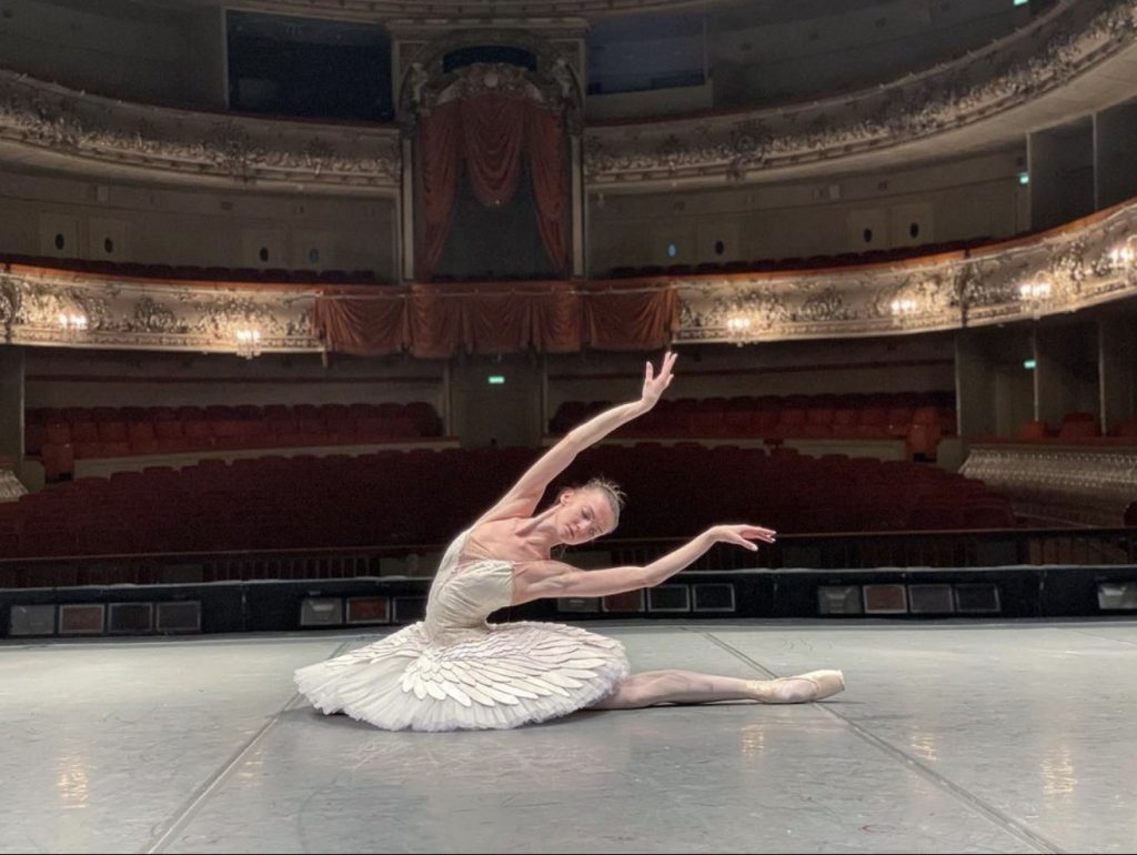 Andrea Laššáková in Swan Lake - Courtesy of the artist