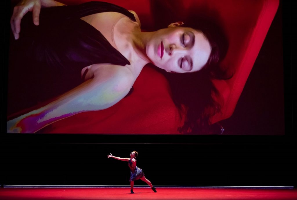 Daphne Fernberger as Romeo, Naomi Van Brunt as Juliet - Photo courtesy of La Seine Musicale