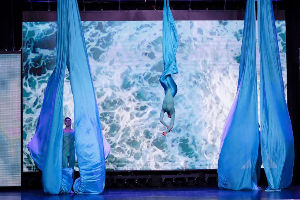 Luminario Ballet - Brett Womack, Vanessa Nichole, Brandon Hansen in "Water" - Choreography by Brett Womack, Judith Helle - Photo by Ted Soqui