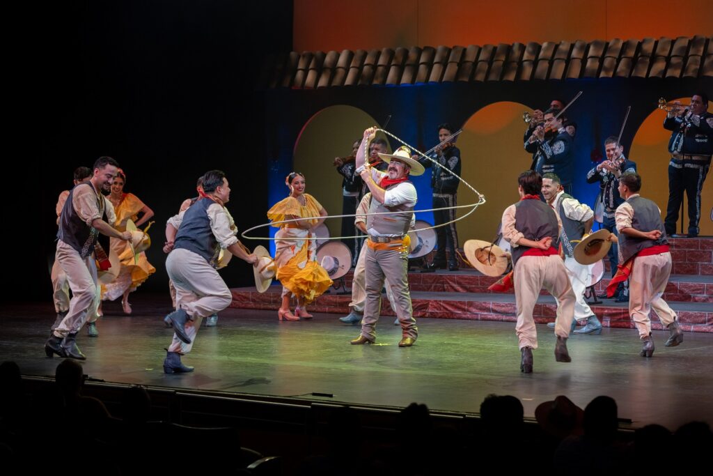 Ballet Folklórico de Los Ángeles and Mariachi Garibaldi de Jaime Cuéllar perform in "Nochebuena A Christmas Spectacular" - Ballet Folklórico de Los Ángeles and Mariachi Garibaldi de Jaime Cuéllar perform in "Nochebuena A Christmas Spectacular" - Photo by Luis Luque, Luque Photography.