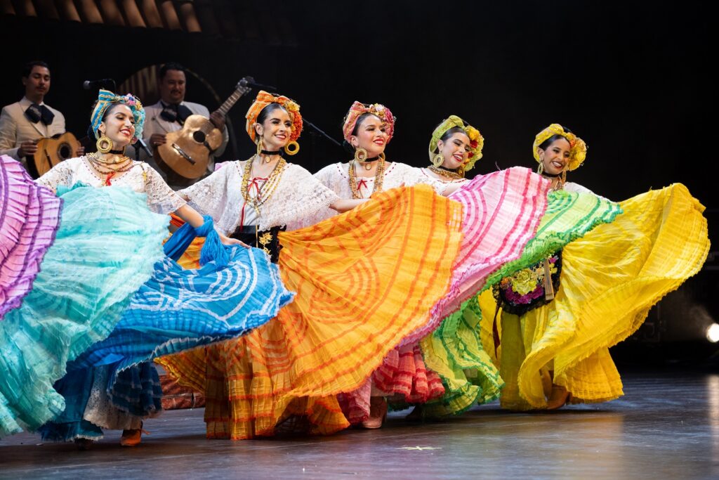 Ballet Folklórico de Los Ángeles and Mariachi Garibaldi de Jaime Cuéllar perform in "Nochebuena A Christmas Spectacular" - Photo by Luis Luque, Luque Photography.