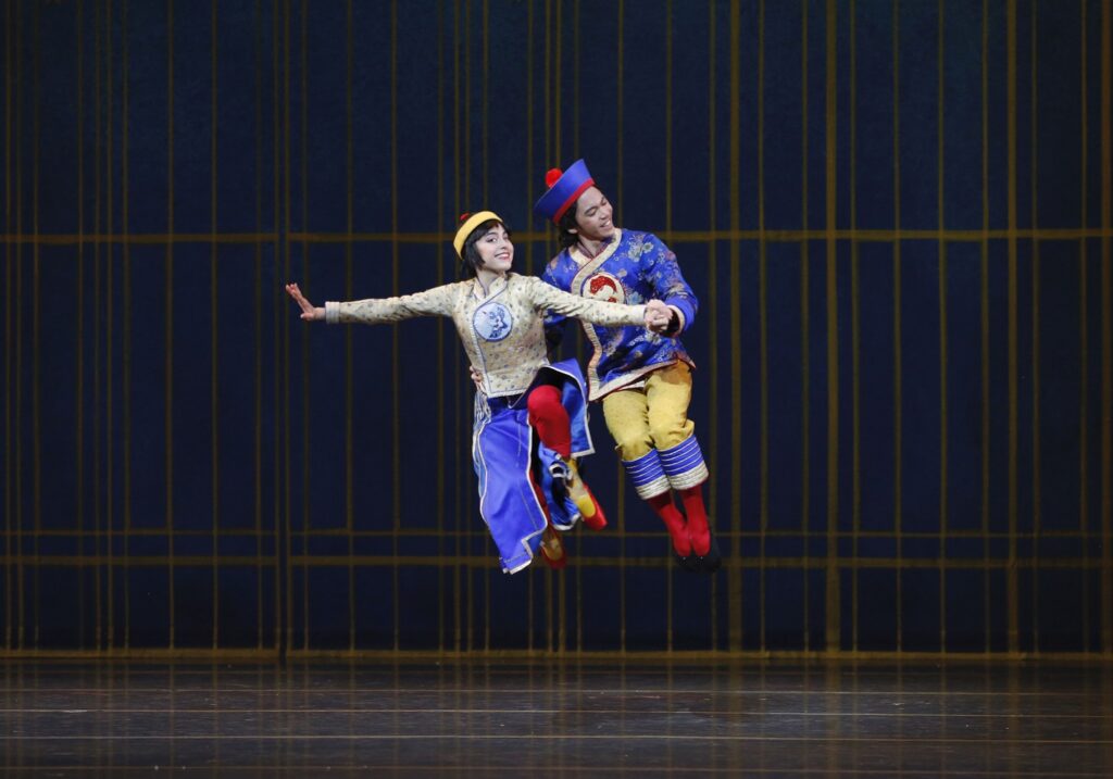 ABT - Anabel Katnselson and Elwince Magabitang in the Chinese Dance from Alexei Ratmansky’s "The Nutcracker" - Photo: Marty Sohl.