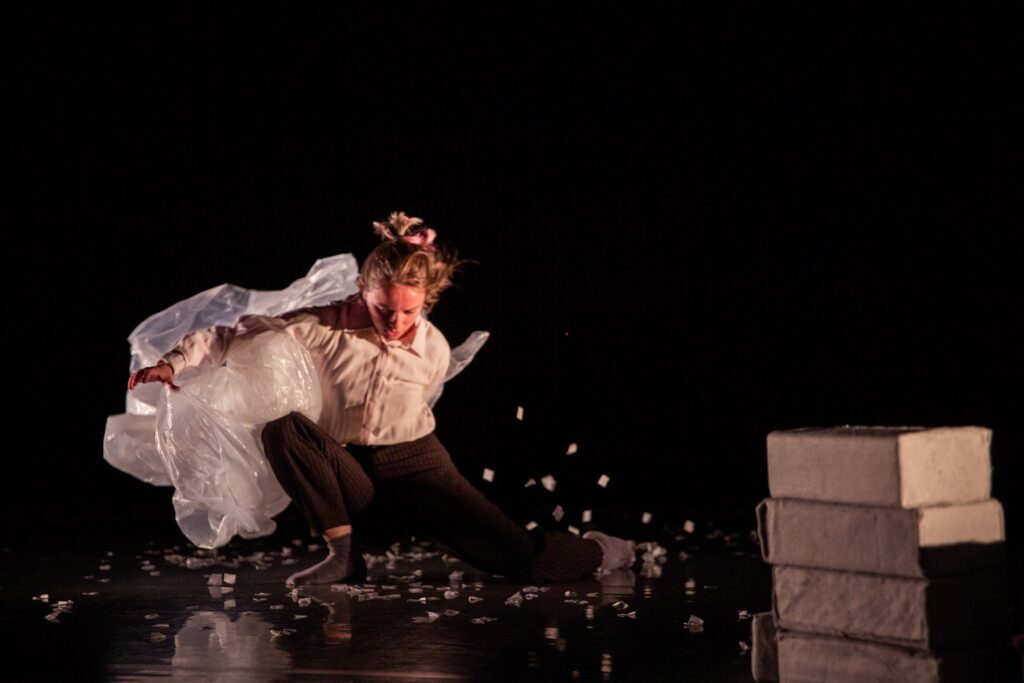 Punto de Inflexión - Angeline Bourgeault in "Abrirse el Cuerpo" - Photo by Todd Collins.