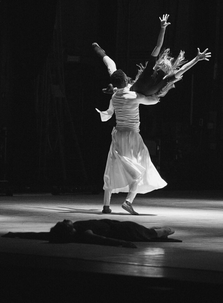 LADP dancers Janie Taylor with David Adrian Freeland Jr in "I fall, I flow, I melt" by Benjamin Millepied - Photo courtesy of LaDP.