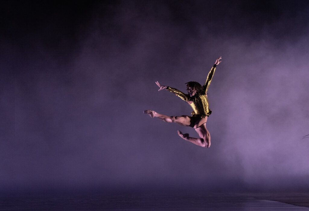 Joseph Sissens in "Woolf Works" by Wayne McGregor - Photo ©2023 Asya Verzhbinsky.