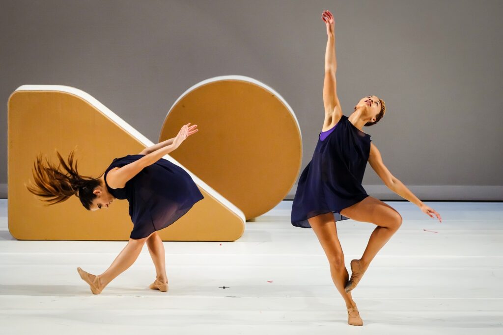 LADP dancers Daisy Jacobson and Nayomi Van Brunt in Janie Taylor's work "Night Bloom" - Photo by Steven Pisano.