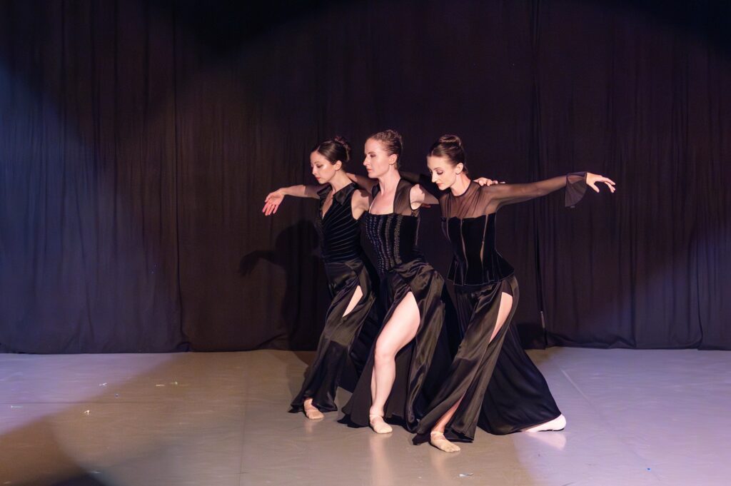 Kenneth Walker Dance Project - Olivia Hamilton, Morgan Davison, Victoria Manning in "Ease of Euphoria" - Photo by Scott Edwards-Silva.