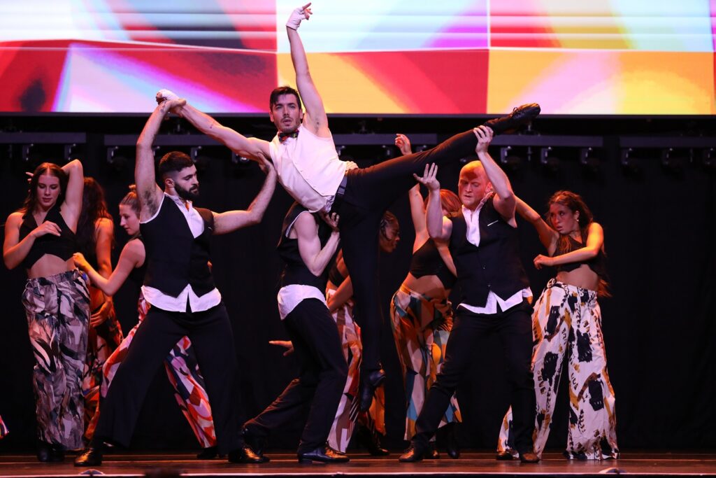 LAJC - "Dig In" by Michael Rooney - Photo:@cancillascamera.