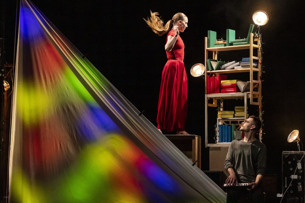 (L-R) Jenn Freeman and Price McGuffey in "Is It Thursday Yet?" - Photo by Matthew Murphy.