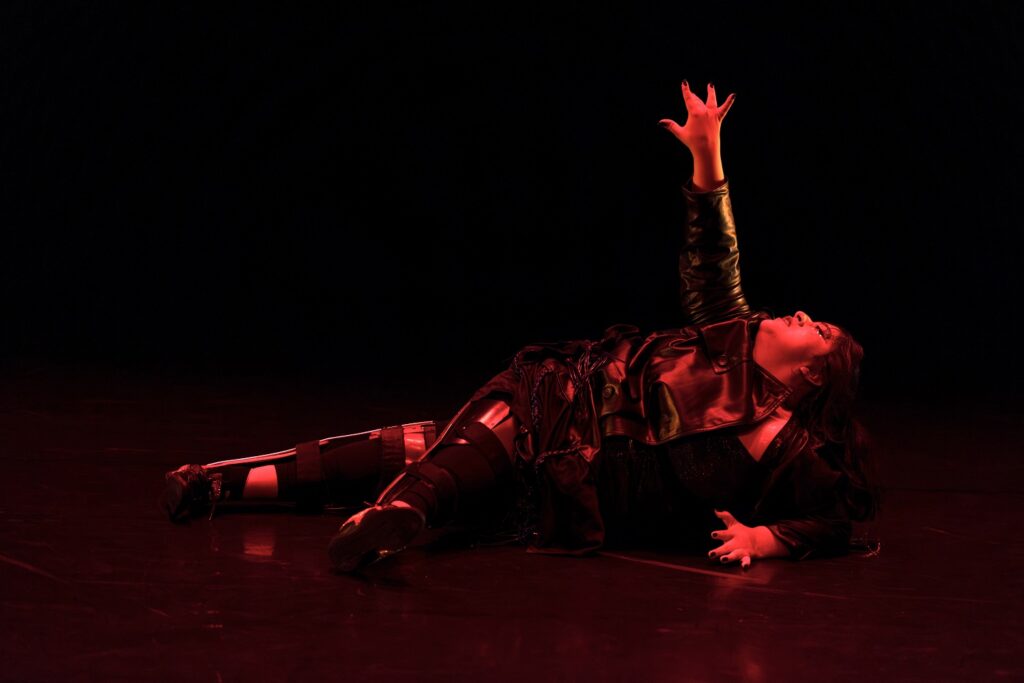Vanessa Hernández Cruz in "Exhale Static, Inhale Fumes" - Photo by Angel Origgi.