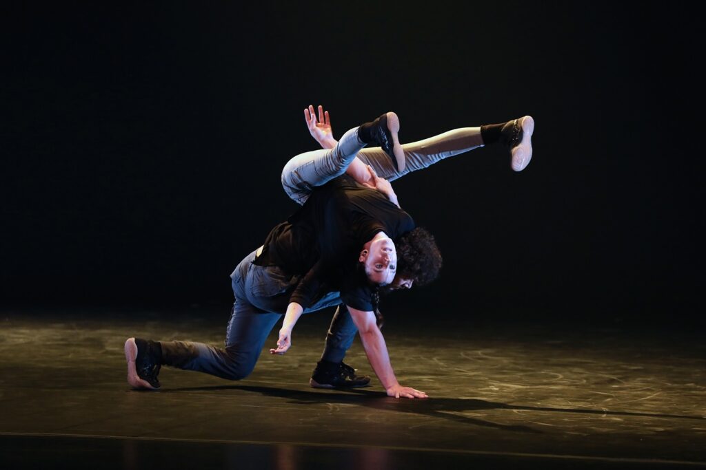 RUBBERBAND Dance - "Vics Mix" by Victor Quijada - Photo ©-Bill Hebert.
