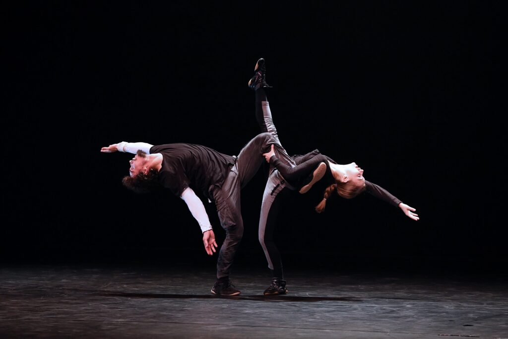 RUBBERBAND Dance - "Vics Mix" by Victor Quijada - Photo ©-Bill Hebert.