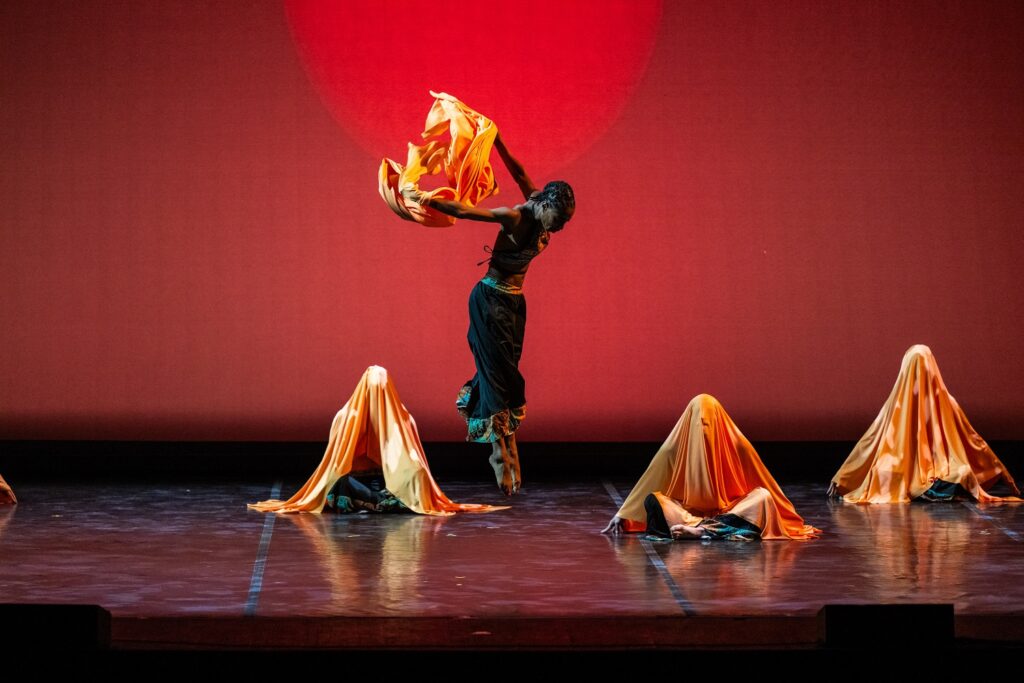 Ongelle Johnson (center) in Lula Washington's The Master Plan, A attribute to Pharoah Sanders.