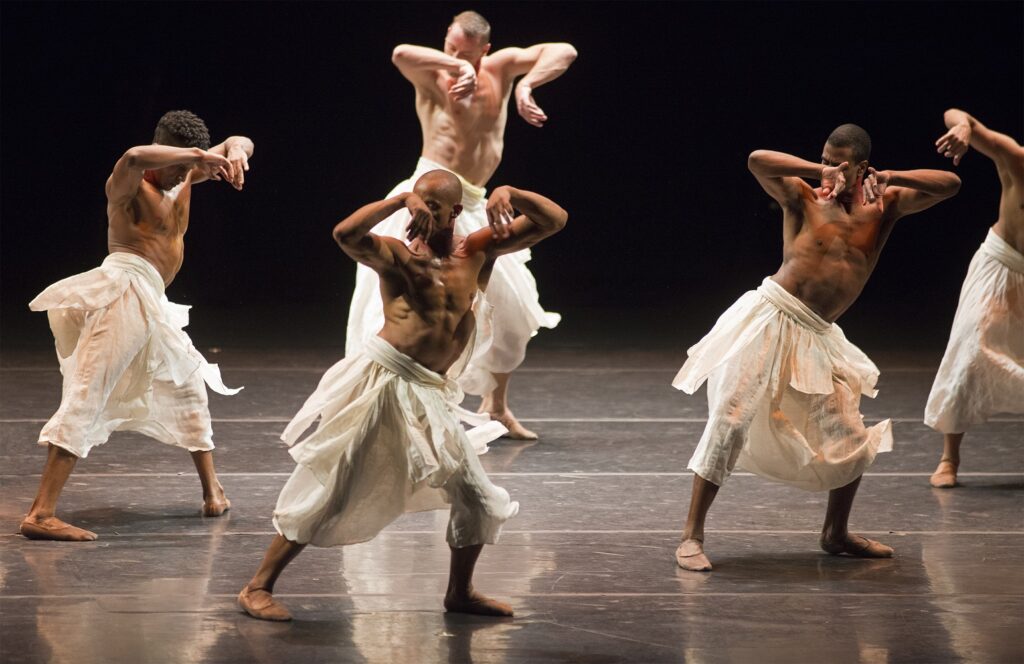 Grupo Corpo in "Gira" by Rodrigo Pederneiras - Photo by Jose Luiz Pederneias.
