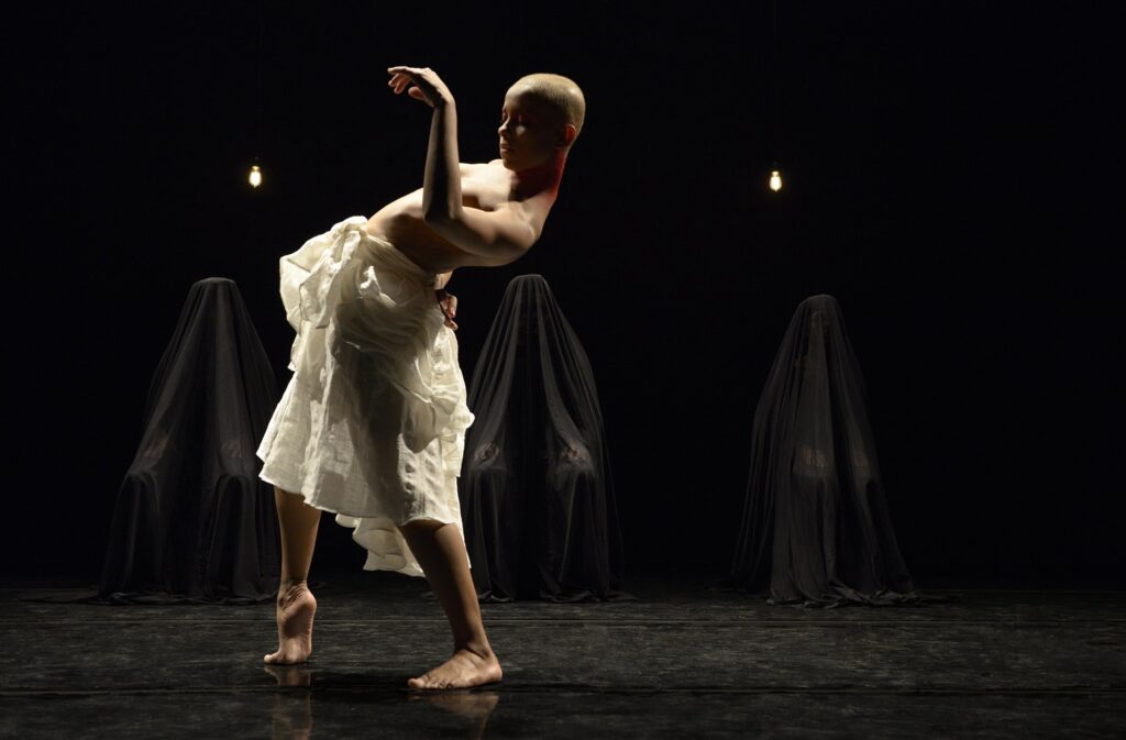 Grupo Corpo in "Gira" by Rodrigo Pederneiras - Photo by Jose Luiz Pederneias.