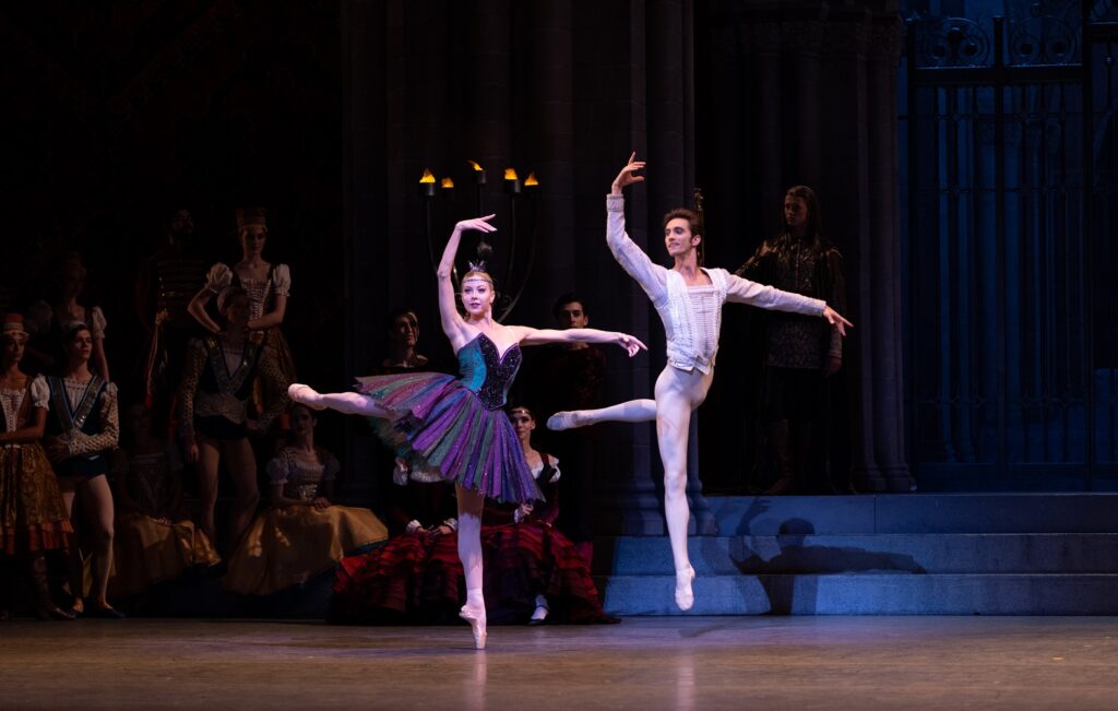 MCB - Dawn Atkins and Stanislav Olshankyi in "Swan Lake" Choreography by Alexei Ratmansky - Photo by Alexander Iziliaev.