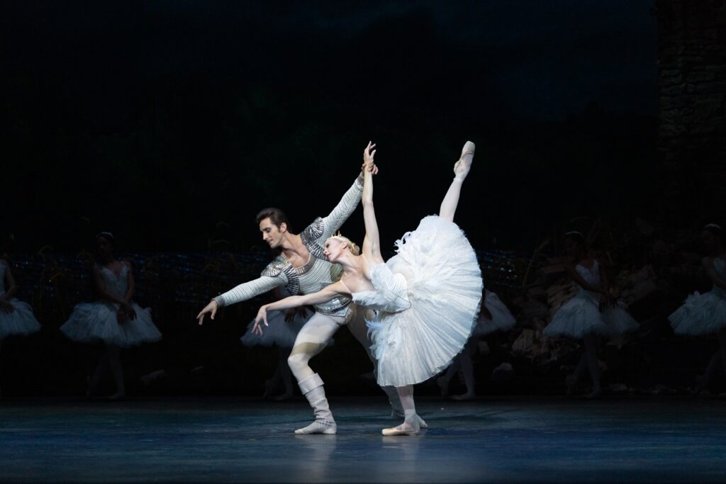 MCB - Stanislav Olshanskyi and Dawn Atkins in "Swan Lake" - Choreography by Alexei Ratmansky. Photo by Alexander Iziliaev