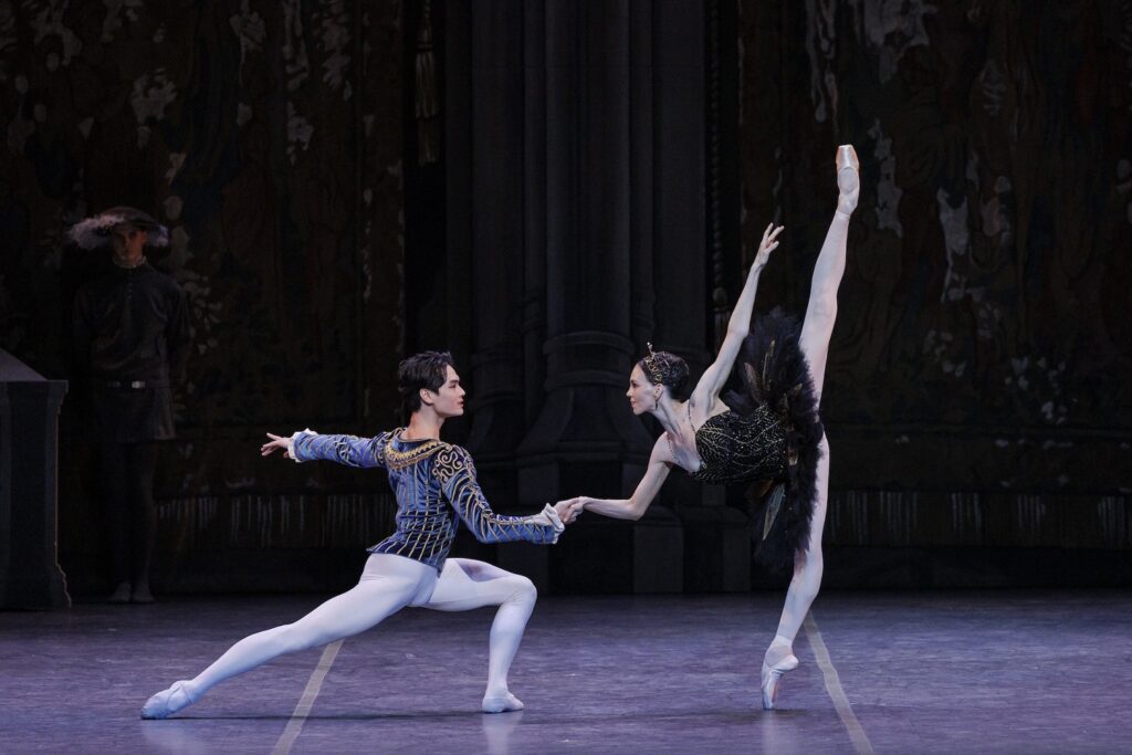 Boston Ballet - Sangmin Lee and Viktorina Kapitonova in Mikko Nissinen's "Swan Lake" - Phto by Theik Smith.