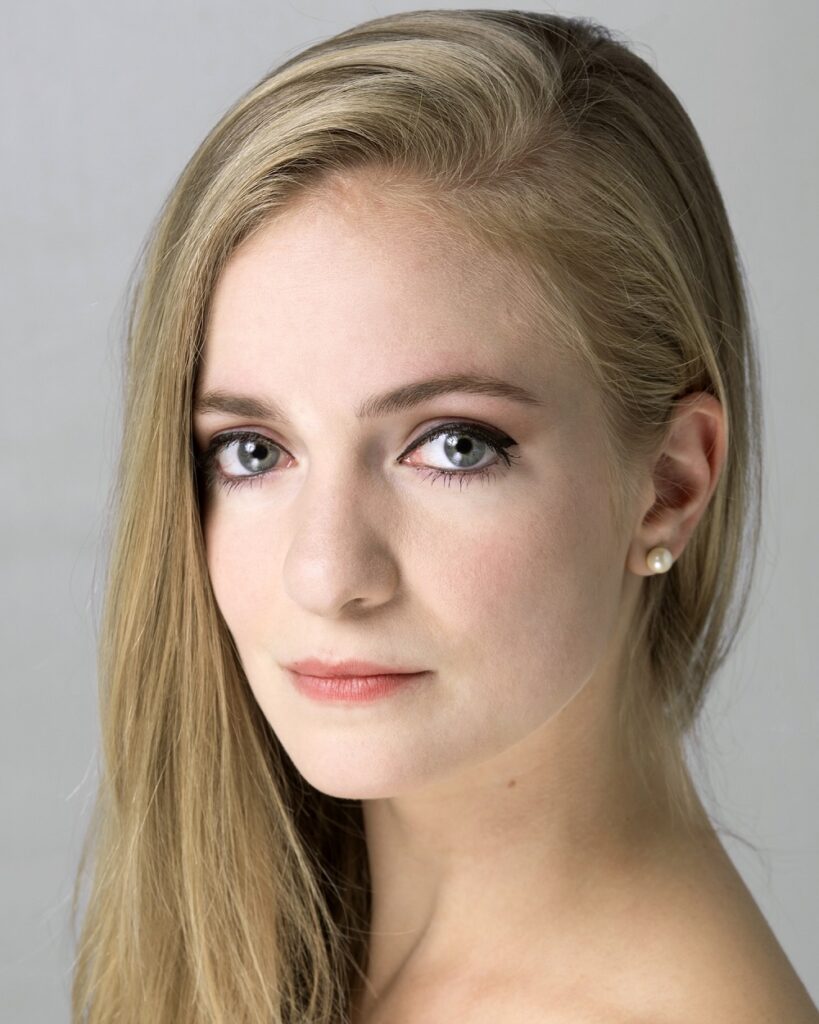 Sasha De Sola - Photo by Chris Hardy.