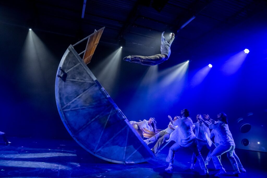 Diavolo - Architecture In Motion's "Escape" by Jacques Heim - Photo by Cheryl Mann.
