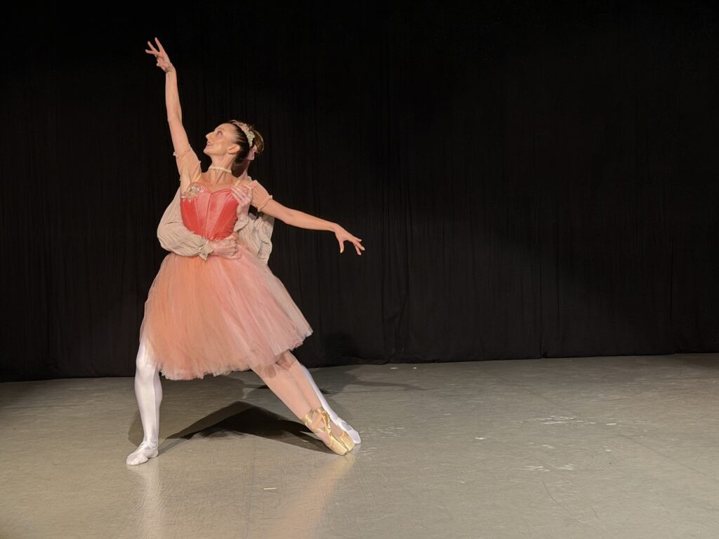 Kenneth Walker Dance Project - Dancers Skylar Burson (in back) and Teresa Dietrich - Photo by Olivia Hamilton.
