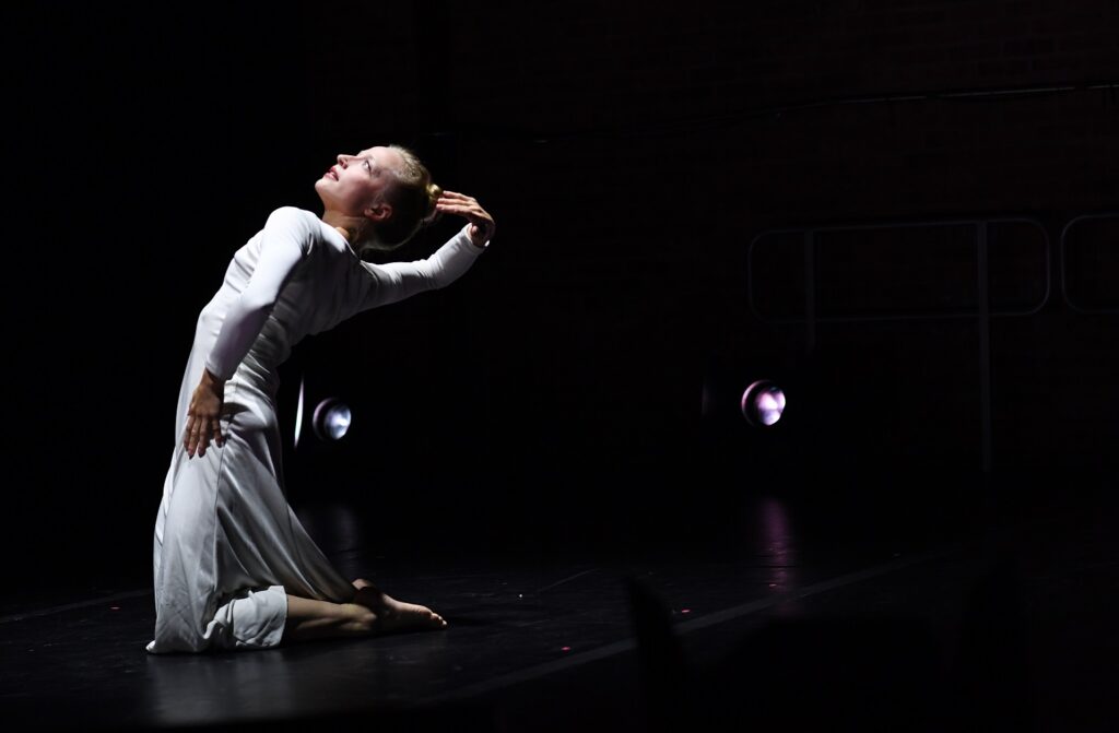 The Limón Dance Company in "Two Ecstatic Themes" choreography by José Limón - Photo by John Herr.