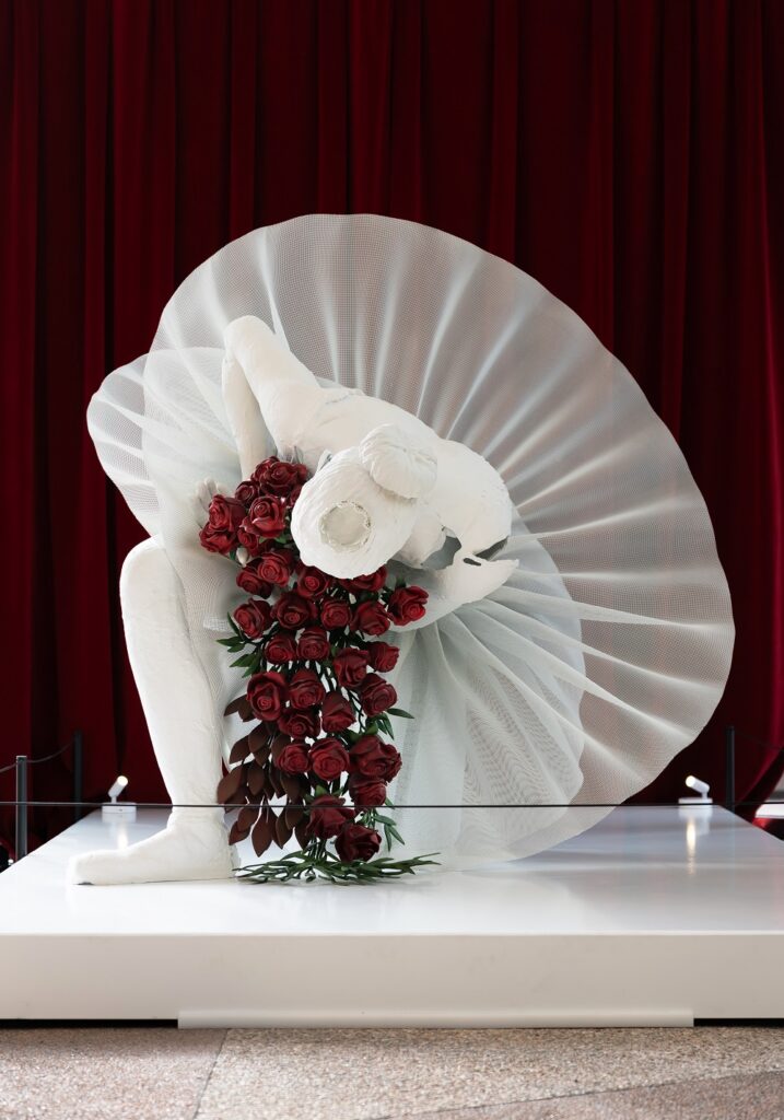 "Curtain Call" sculpture by Karon Davis - Photo by Derek Bahn courtesy of Segerstrom Center for the Arts.