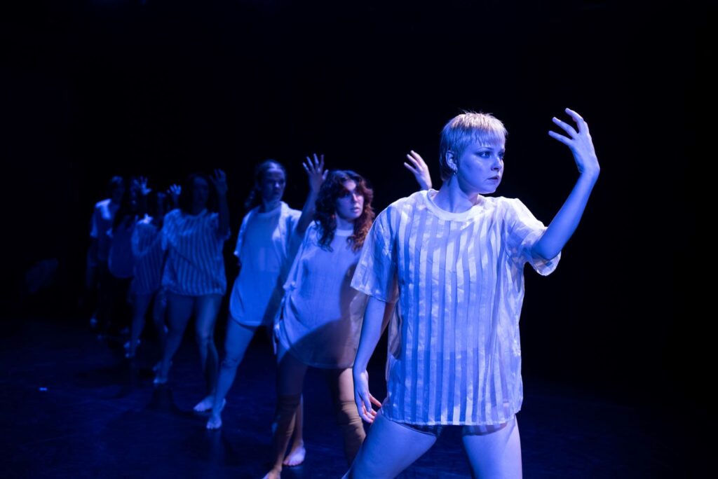 MashUp Contemporary Dance Company - Photo by Kelly Mustapha.