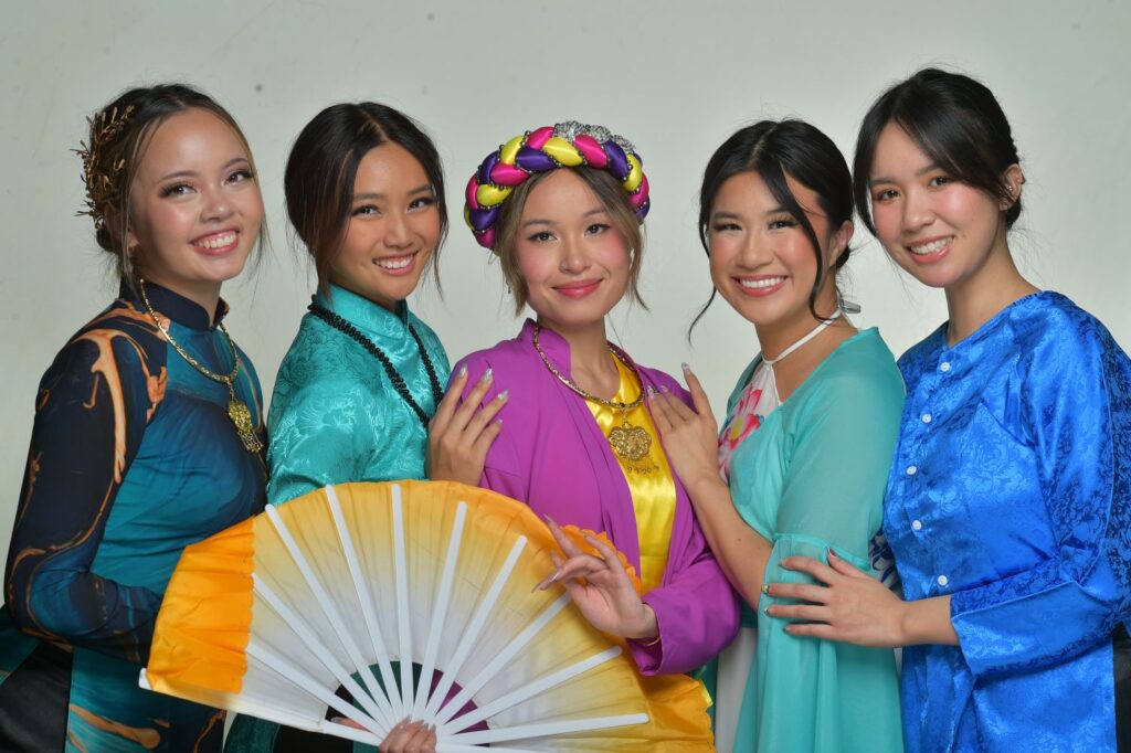 Thủy Vân Dance Company - Photo courtesy of artists.