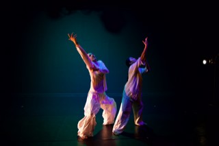 Dance at the Odyssey - Efrén Olson-Sanchez and Chie Saito in "LlamadoKodo" - Photo by Chiharu Uchida.