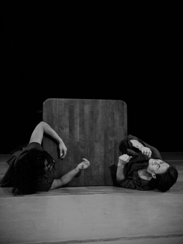 “Reservations for/from Two” choreographed and performed by Laja Field and Jessie Lee Thorne - Photo by Luca Renzi.