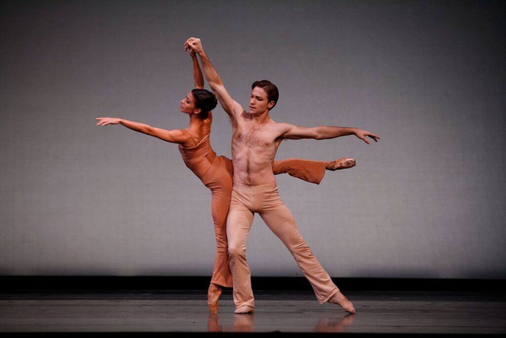 Houston Ballet in "Sons de L'âme" Choreography by Stanton Welch - Photo by Sebastien MATHE.